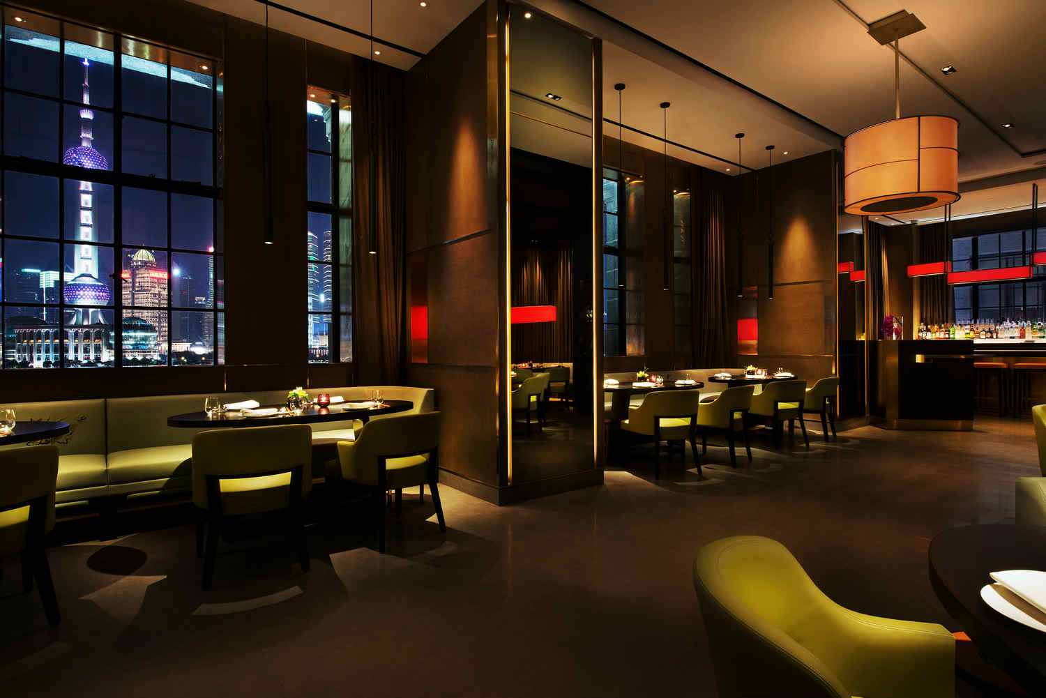 Hakkasan_Hakkasan上海餐厅中挑高剧院式设计的Ling-Ling酒吧倚窗而建，巨大的窗外流转着世界标志性的风光——外滩与东方明珠